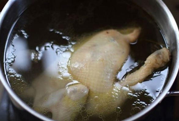 Luộc gà nhớ cho thêm thứ này, đảm bảo thịt thơm ngọt, da giòn, không bị nứt