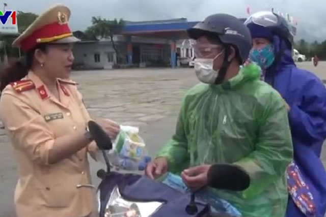 Cảnh sát giao thông tiếp đồ ăn, thức uống cho người dân quay trở lại làm việc sau Tết