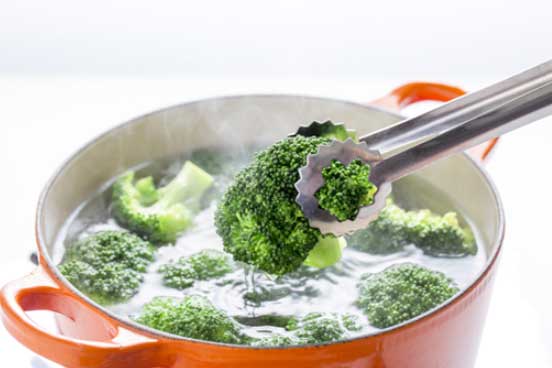 Không muốn cả nhà ăn phải thuốc độc thì bỏ ngay thói quen này khi luộc rau, nấu canh