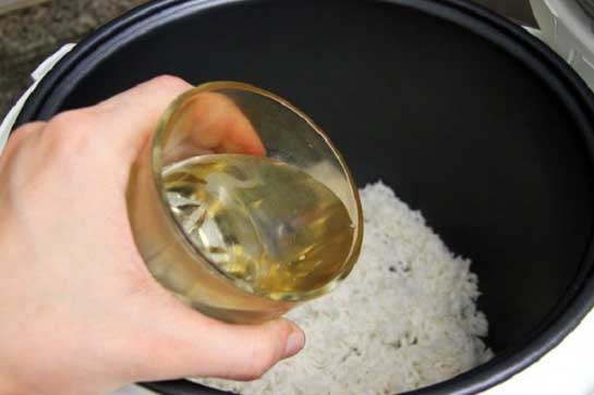 Mách chị em mẹo nấu cơm siêu nhanh, siêu dễ đảm bảo cơm thơm, dẻo ngon hơn cả đầu bếp nấu