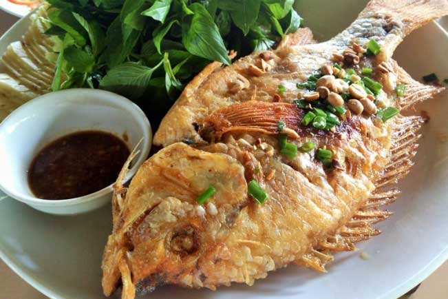 Khi rán cá hãy cho thêm thứ này vào đảm bảo vàng giòn không sát chảo trong chín mềm hơn cả ngoài hàng