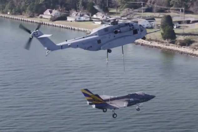 Trực thăng quân sự CH-53K cẩu tiêm kích F-35C bay qua biển