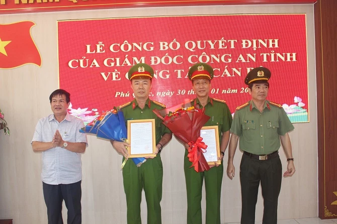 Đại tá Lê Văn Quý, Phó giám đốc Công an tỉnh trao quyết định điều động cho Thượng tá Mai Phương Nam và Đại tá Lê Văn Mót  Công an huyện Hòn Đất