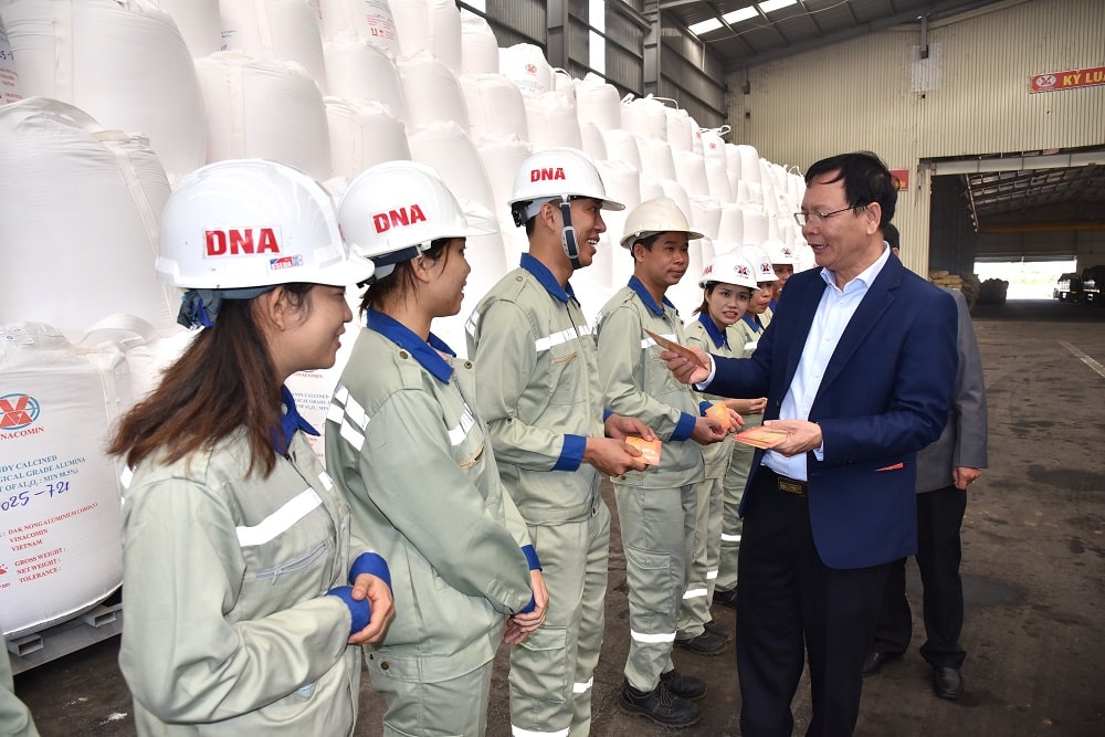 Bí thư Tỉnh uỷ Đắk Nông lì xì đầu năm cho người lao động Công ty Nhôm Đắk Nông