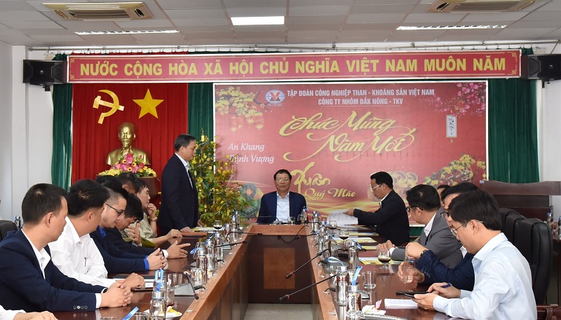 Ông Nguyễn Bá Phong – Bí thư Đảng ủy, Giám đốc Công ty Nhôm Đắk Nông báo cáo kết quả năm 2022 và kế hoạch sản xuất, kinh doanh năm 2023.