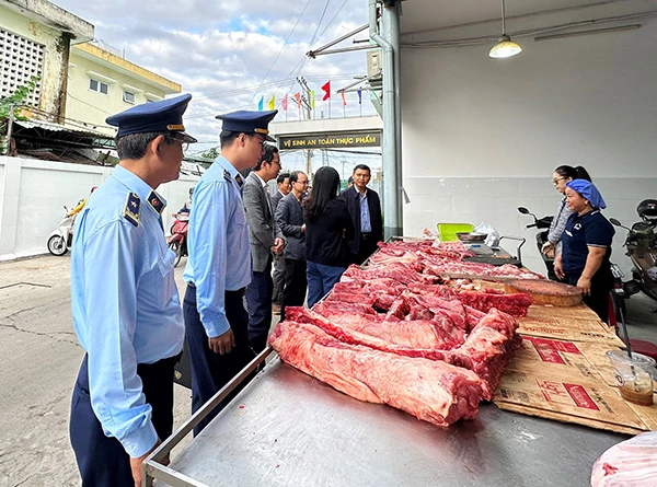 Lực lượng chức năng TP Đà Nẵng kiểm tra các điểm bán thịt heo bình ổn giá trong dịp Tết Quý Mão 2023