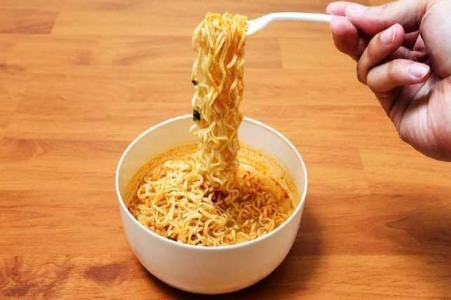 Tác hại đáng sợ của mì tôm, chớ vì cái miệng mà hại cái thân, lười biếng để rồi khốn khổ vì bệnh tật