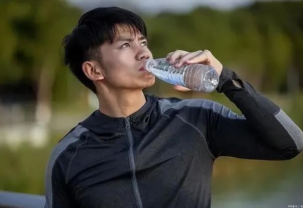 2 loại nước có thể nuôi dưỡng tế bào ung thư trong cơ thể