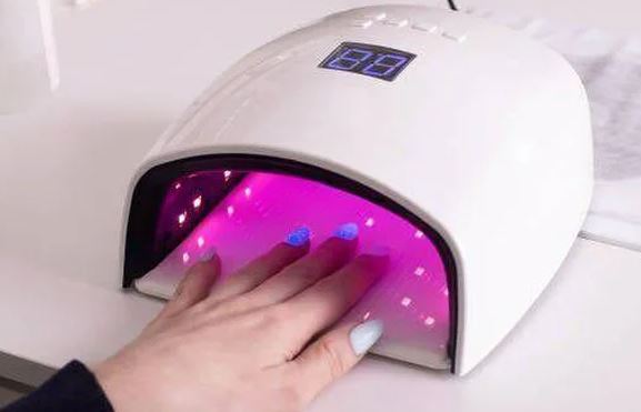 Tia cực tím từ máy sấy móng tay có thể làm hỏng DNA, gây đột biến tế bào tăng nguy cơ ung thư