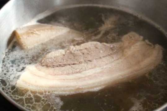 Cách luộc thịt xưa nay ai cũng làm hóa ra lại khiến chất độc ngấm sâu, tăng nguy cơ ung thư