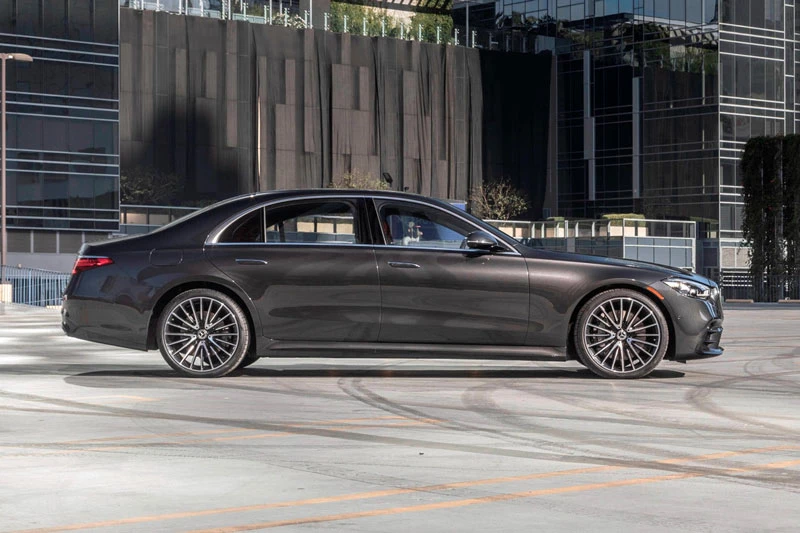 1. Mercedes-Benz S Class 2023 (giá khởi điểm: 144.500 USD).