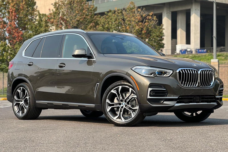 6. BMW X5 2023 (giá khởi điểm: 61.600 USD).