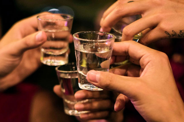 Chuyên gia chống độc cảnh báo: Thói quen uống rượu rất nhiều người mắc, cực nguy hiểm