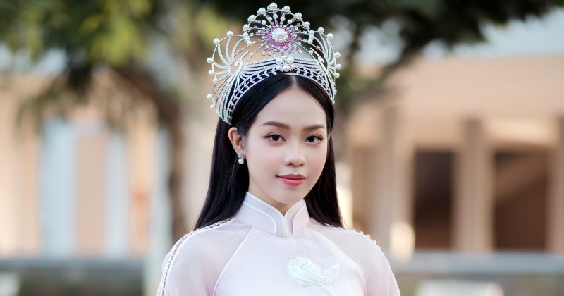 Hoa hậu Việt Nam Thanh Thủy trở về trường sau đăng quang