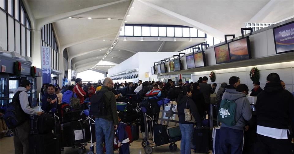 Newark Liberty l&agrave; một trong những s&acirc;n bay tệ nhất thế giới v&igrave; t&igrave;nh trạng chậm chuyến. Ảnh: CBS New York