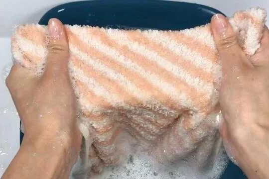 Khăn mặt khăn tắm có mùi hôi, chảy nhớt đừng giặt với xà phòng: Giặt với thứ này 3 phút sạch thơm như mới