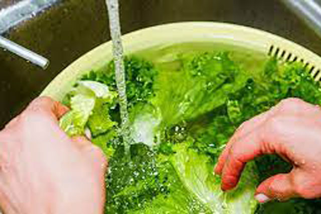 Ngâm rau với nước muối loãng cho sạch hóa chất là sai: Đây mới là cách làm đúng đơn giản mà hiệu quả