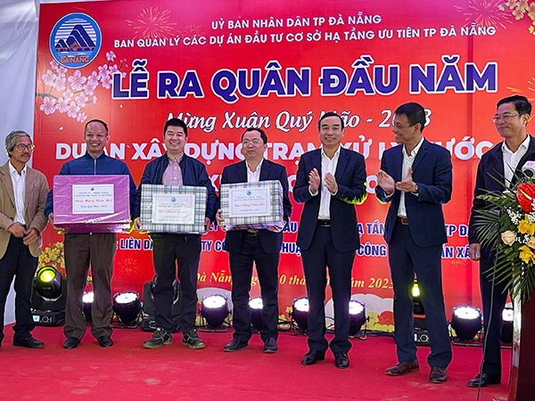 Chủ tịch UBND TP Đà Nẵng Lê Trung Chinh động viên BQL dự án và các đơn vị thi công dự án xây dựng Trạm xử lý nước thải Hòa Xuân giai đoạn 3 ra quân đầu xuân mới Quý Mão 2023