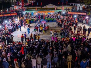 Người dân ùn ùn đi xem lễ hội cầu ngư 3 năm tổ chức một lần ở Huế
