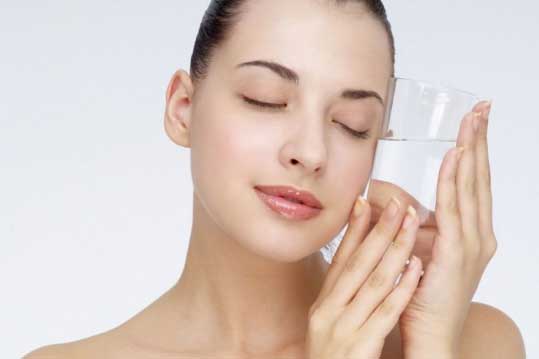 Mách bạn 4 cách để dưỡng ẩm, loại bỏ nếp nhăn giúp da dẻ căng bóng