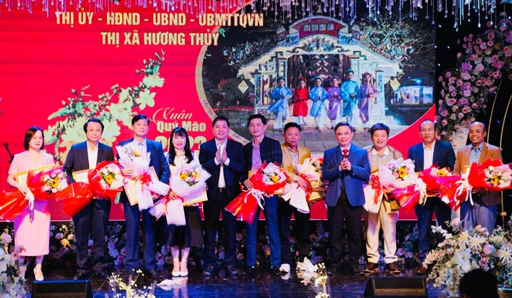 Lãnh đạo thị xã khen thưởng các doanh nghiệp có nhiều đóng góp trong năm 2022 Lãnh đạo thị xã khen thưởng các doanh nghiệp có nhiều đóng góp trong năm 2022