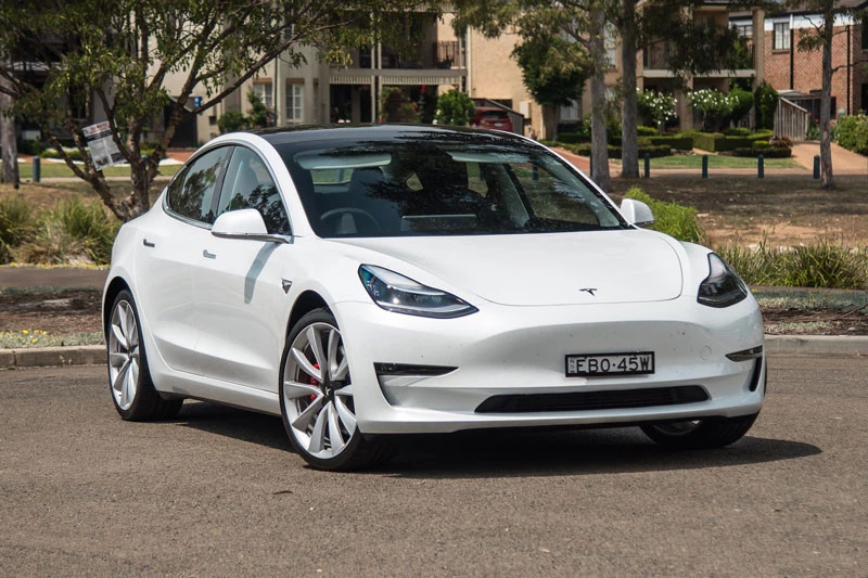 10. Tesla Model 3 Performance 2019 (thời gian tăng tốc từ 0-96 km/h: 3,1 giây).