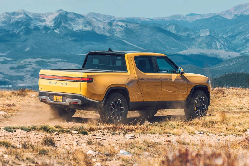 =8. Rivian R1T 2022 (thời gian tăng tốc từ 0-96 km/h: 3 giây).