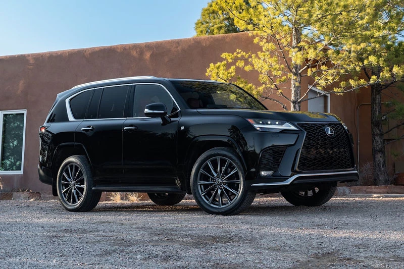 2. Lexus LX 2023 (giá khởi điểm: 90.660 USD).