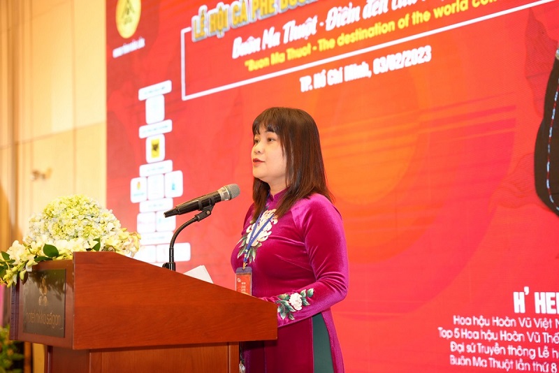 Bà H’Yim Kđoh - Phó Chủ tịch UBND tỉnh Đắk Lắk, Trưởng Tiểu ban Truyền Thông Lễ hội Cà phê Buôn Ma Thuột lần thứ 8 năm 2023, chia sẻ thông tin tại buổi họp báo.
