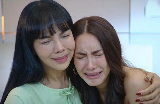 Ng&#xE0;y t&#xF4;i l&#x1EA5;y ch&#x1ED3;ng, m&#x1EB9; ch&#x1ED3;ng c&#x169; mang &#x111;&#x1EBF;n m&#x1ED9;t h&#x1ED9;p g&#x1ED7; nh&#x1ECF;, m&#x1ECD;i ng&#x1B0;&#x1EDD;i tr&#x1ED1; m&#x1EAF;t ng&#x1EA1;c nhi&#xEA;n c&#xF2;n t&#xF4;i l&#x1EB7;ng ng&#x1B0;&#x1EDD;i v&#x1EDB;i th&#x1EE9; b&#xEA;n trong