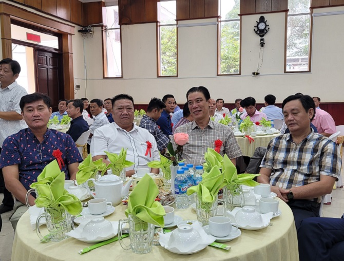 Bí thư Huyện ủy Chợ Mới Nguyễn Hồng Đức cùng các lãnh đạo của doanh nghiep65 tại buổi họp mặt