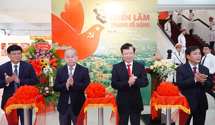 Trưng bày hơn 80 tranh cổ động về thiên nhiên, con người, di sản Thừa Thiên Huế