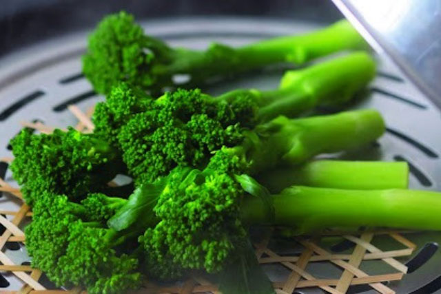 Luộc rau theo cách này không cần nước vẫn tươi xanh, giòn ngon lại đảm bảo dinh dưỡng