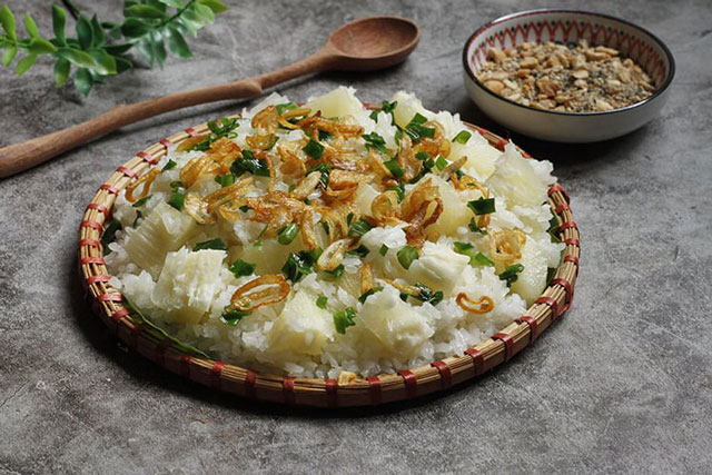 Cách nấu xôi sắn đơn giản nhất bằng nồi cơm điện: Thơm ngon, béo ngậy không kém ngoài hàng