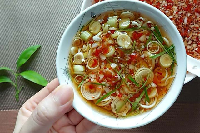 Hải sản ngon một phần nhờ nước chấm, mách chị em cách pha nước chấm hải sản ngon như ngoài hàng