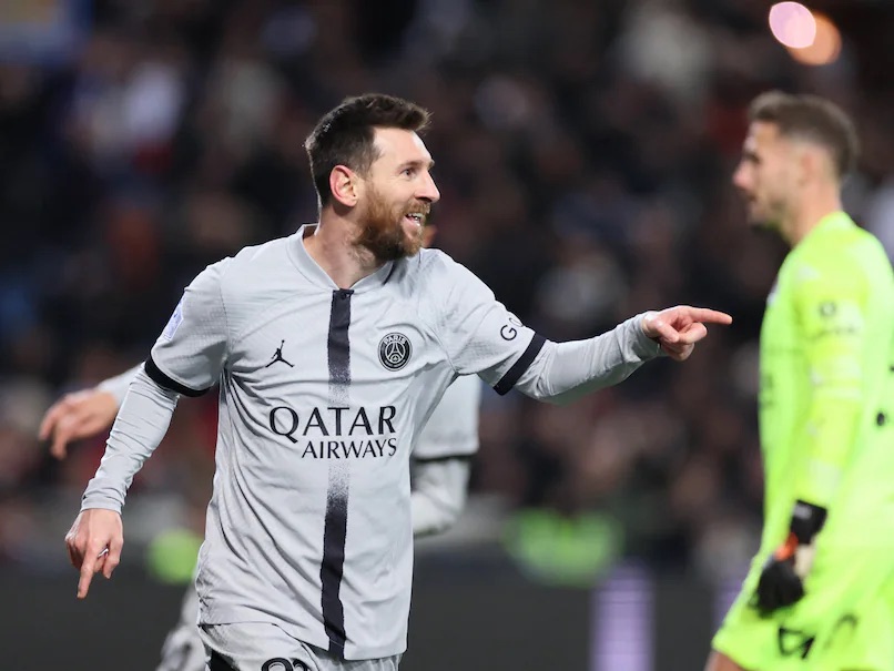 Messi chính thức phá kỷ lục vĩ đại của Ronaldo