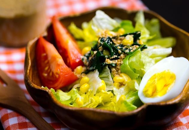 Hết Tết rồi, giảm cân ngay với món salad làm nhanh ăn ngon này