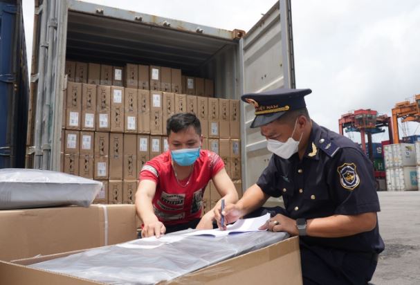 Nguồn thu xuất nhập khẩu giảm sâu trên 40%