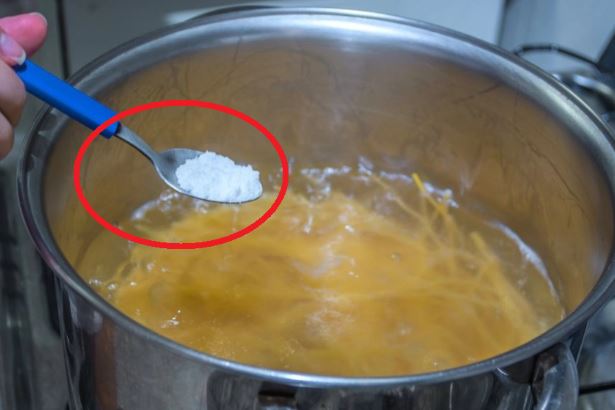 Nhỡ tay bỏ nhiều muối vào canh: Đừng vội cho thêm nước, đầu bếp chỉ cần dùng đúng 1 thứ, món ăn càng ngon