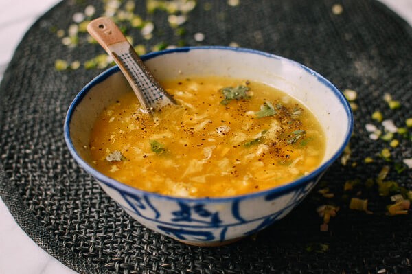 Công thức đơn giản làm món súp gà kết hợp trứng và ngô vừa ngon vừa bổ