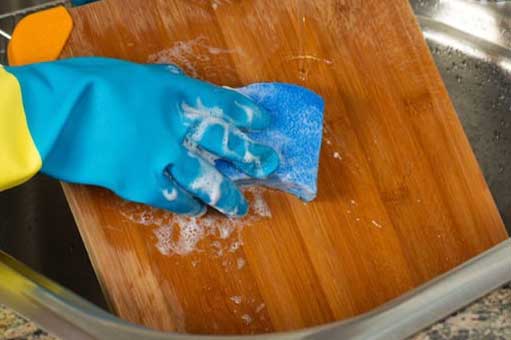 Thói quen 70% người Việt mắc khi rửa thớt đang mang bệnh vào nhà