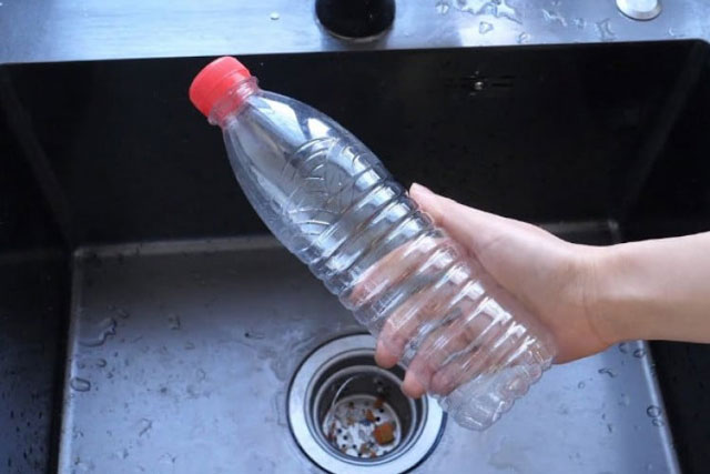 Đặt chai nhựa vào bồn rửa bát, công dụng tuyệt vời giải quyết vấn đề nhà nào cũng cần, tiếc là giờ mới biết