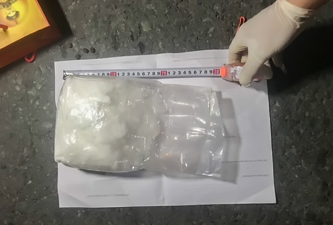 Qua kiểm tra xe ô tô, gần 1 kg ma túy đá được Công an phát hiện thu giữ.