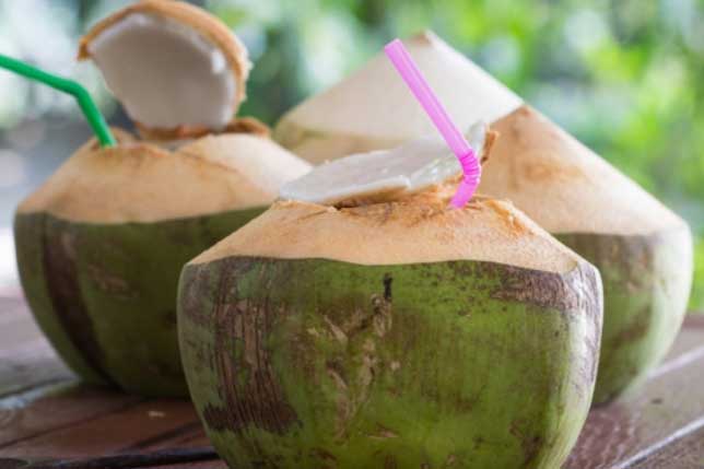 Uống nước dừa kiểu này nguy hiểm khôn lường tới tính mạng mà nhiều người không hề biết