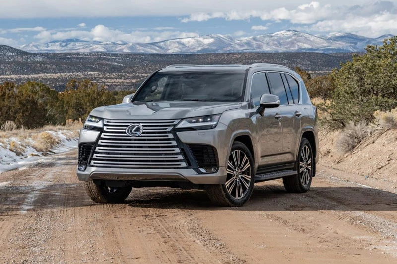 1. Lexus LX 600 2023 (giá khởi điểm: 90.660 USD).