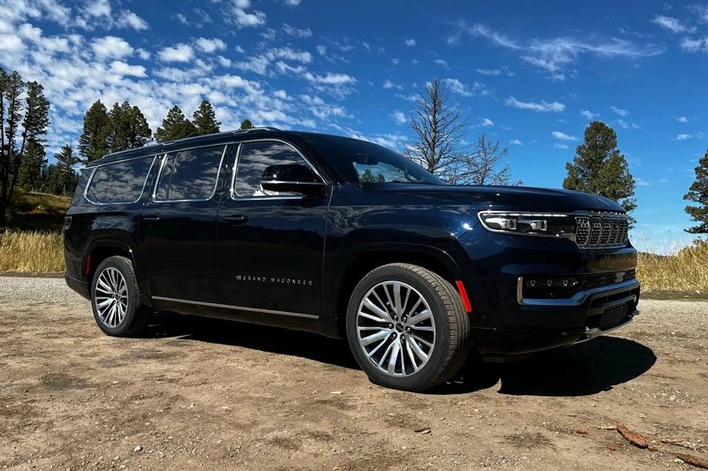 2. Jeep Grand Wagoneer 2023 (giá khởi điểm: 88.640 USD).