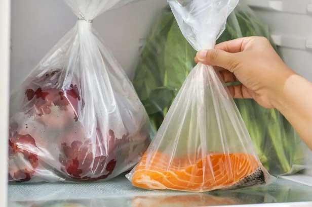 Nếu bạn cho túi ni lông đựng thức ăn vào trong tủ lạnh chẳng khác nào tự giết dần cả nhà mà chẳng ngờ