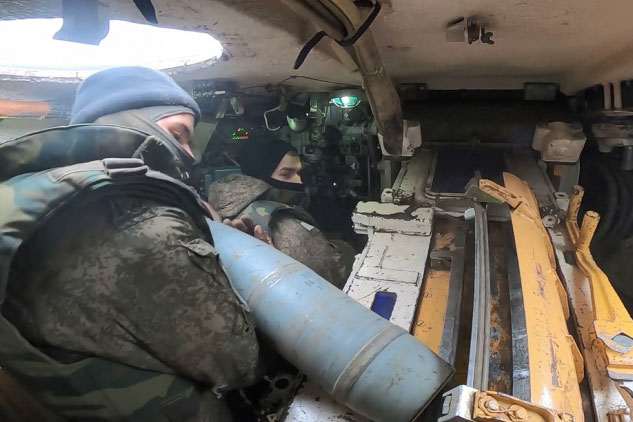 Pháo tự hành Msta-S của Nga nạp đạn rồi nã dồn dập vào vị trí quân Ukraine