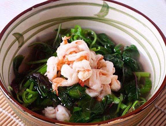 Thứ rau đỏ có tác dụng "bơm máu", khỏe xương, nhưng chuyên gia khuyên 3 nhóm người không nên ăn