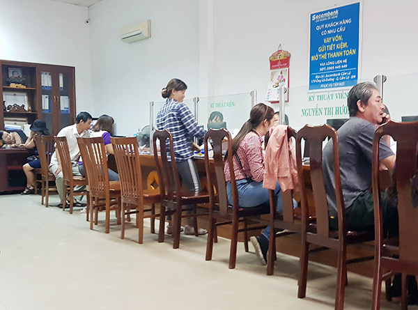 Người dân đến giao dịch tại một Văn phòng công chứng ở Đà Nẵng
